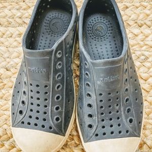 Native Jefferson kids shoes in Navy - C12